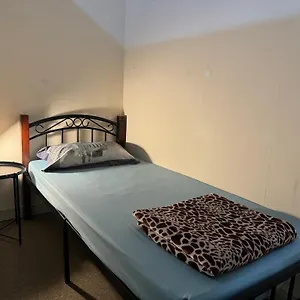 Проживание в семье Backpacker's Bed - No Parking Space, Абу-Даби